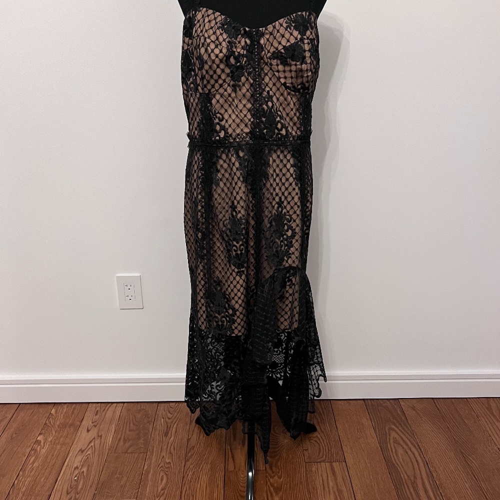 Glamorous Lace Dress (NWT) - Picture 5 of 11